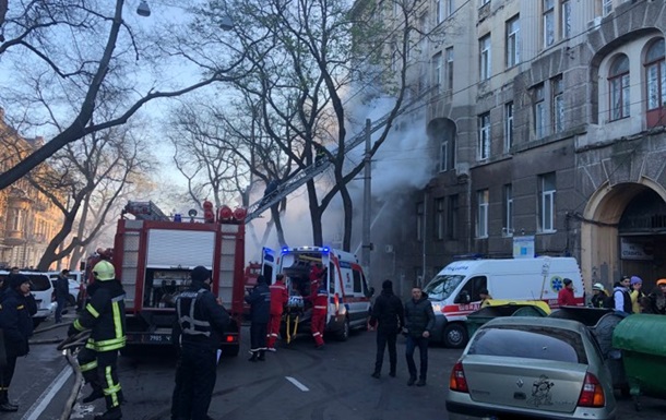 В ужасе выпрыгивали из окон: видео пожара в Одессе