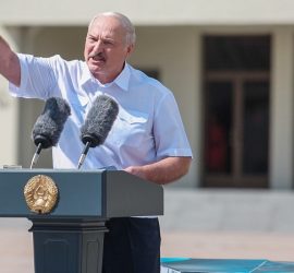Лукашенко произносит речь под музыку Кровостока